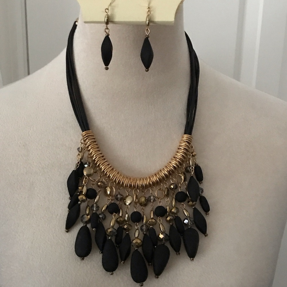 Chic Black and Gold Necklace Set